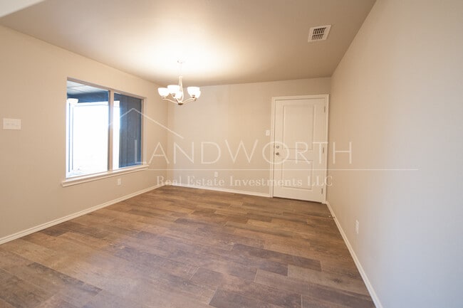 Building Photo - Beautiful Townhome in Great Neighborhood