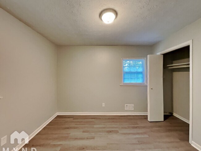 Building Photo - 247 Roxbury Dr