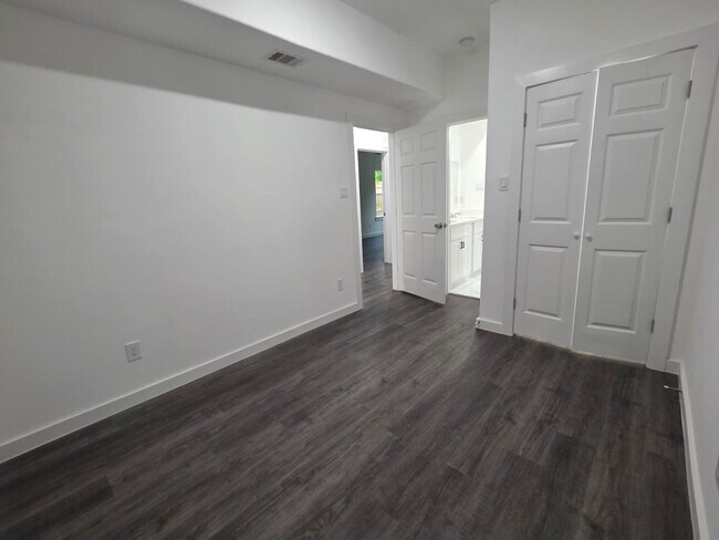 Building Photo - Stunning Duplex with Garage & Modern Finishes