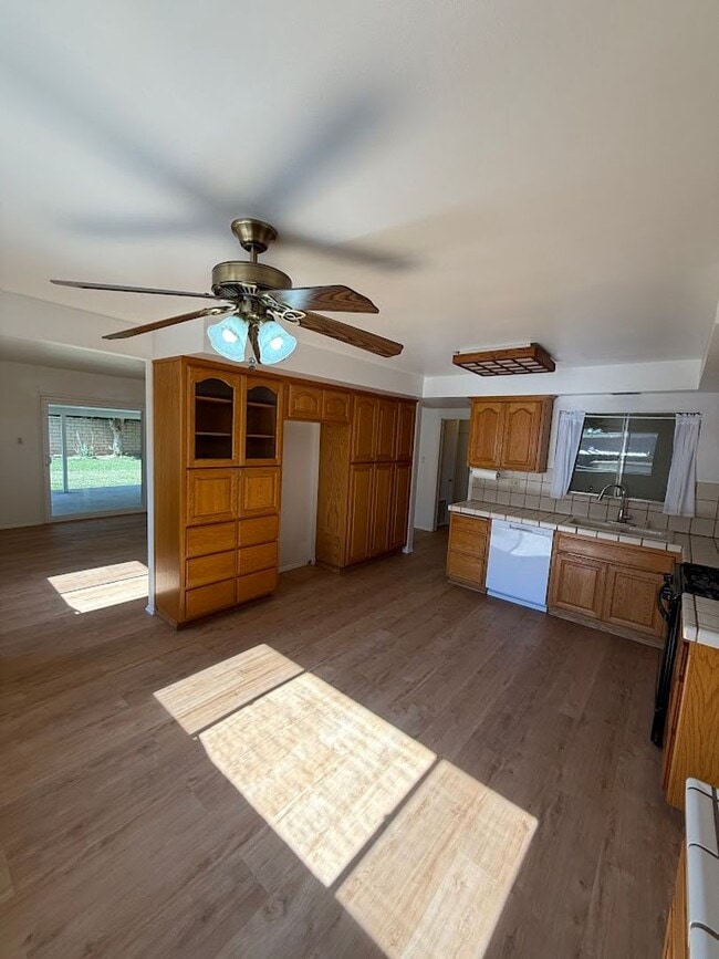 Building Photo - Beautiful 3 Bedroom, 2 Bathroom North Hill...
