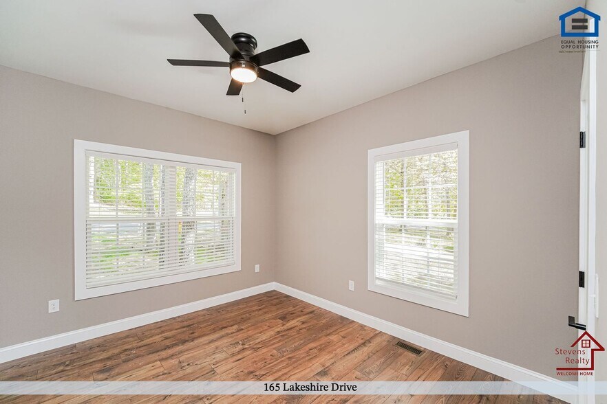 Building Photo - 165 Lakeshire Dr