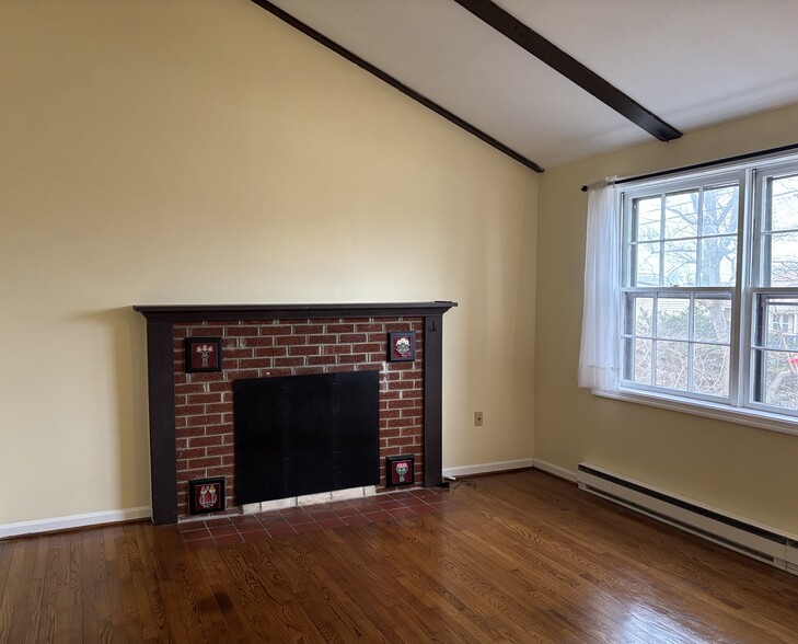 Building Photo - 3810 Bayview Dr