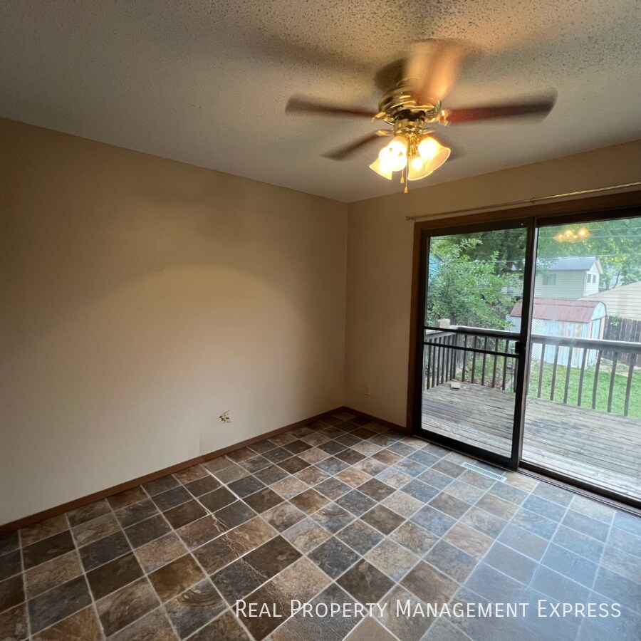 Building Photo - 3 Bedroom 2.5 Bathroom side-by-side duplex with lots of updates