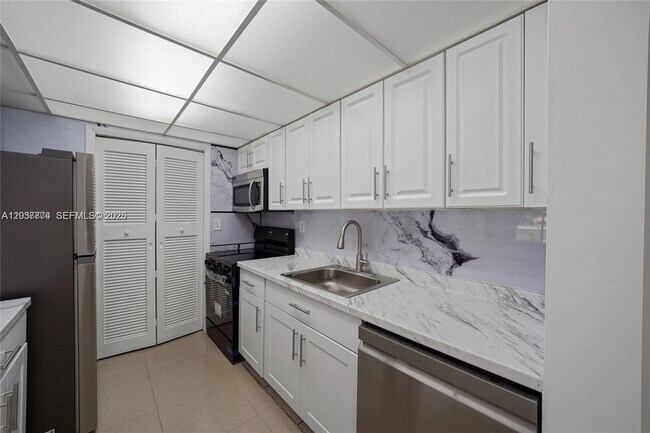 Building Photo - 200 Lakeview Dr