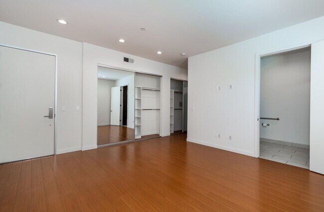 Unit 2 Master - 14212 Riverside Dr