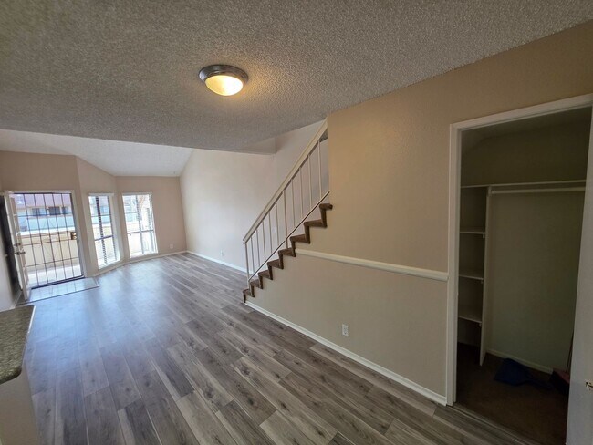 Building Photo - Beautiful Upgraded "Westside" Condo!