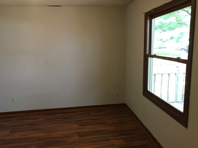 Building Photo - 601 S Park Square Dr