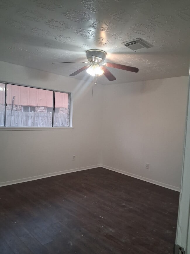 Building Photo - 6823 Castleview Ln