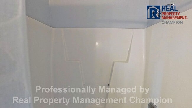 Building Photo - Immaculate 2 BD/2 BA Townhome with Open Floorplan and Split Bedrooms