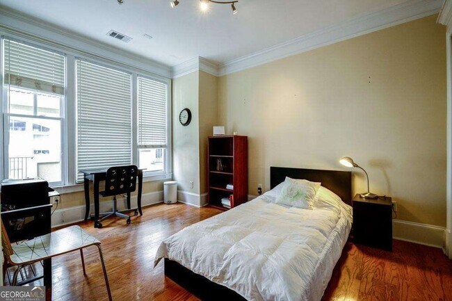 Building Photo - 834 Clifton Heights Ln NE