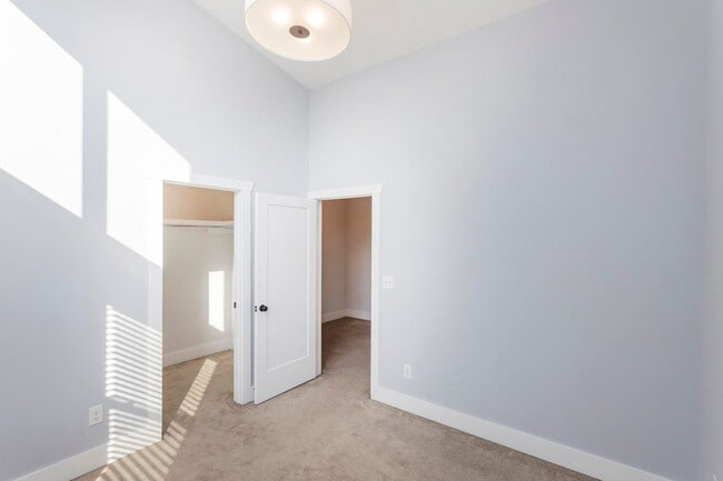 Building Photo - 708 Tral St