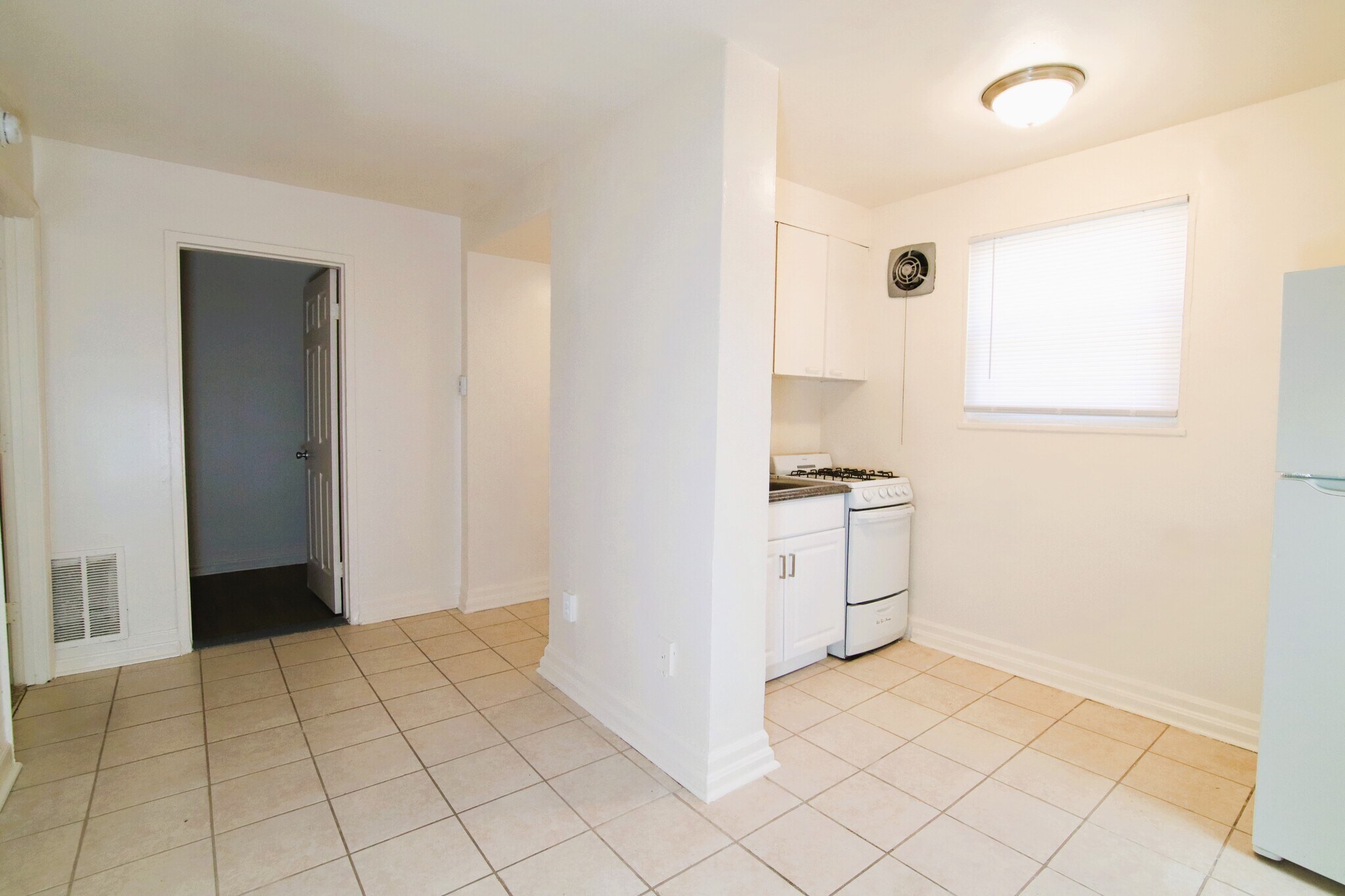 Building Photo - 126 Joliet St SW