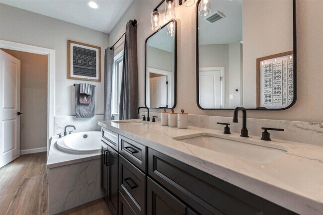 Building Photo - 11005 Upland Forest Dr