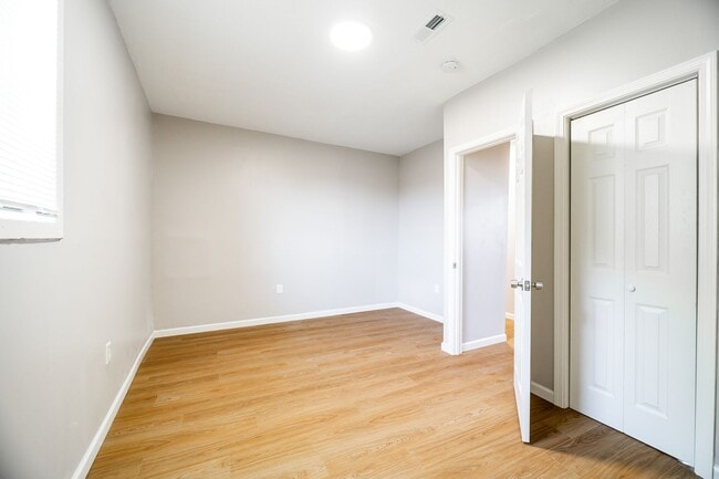 Building Photo - Updated 3 Bedroom Home for Rent! Large Yar...