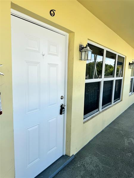 Building Photo - 2120 NE 42nd Ct