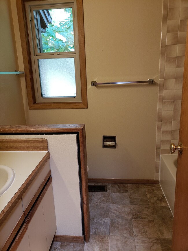 Building Photo - 3895 Birchwood Dr