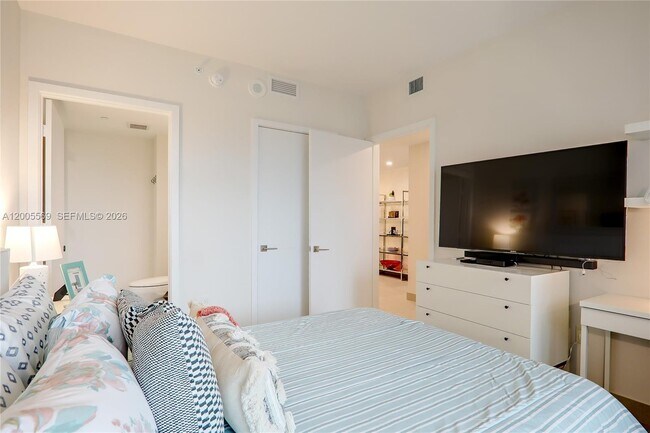 Building Photo - 650 NE 32nd St