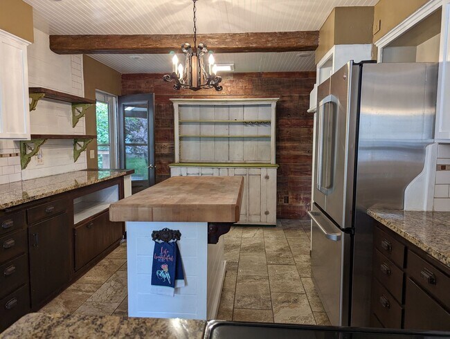 Building Photo - Luxurious 4 bedroom 2 bath house with river view - pet-friendly!