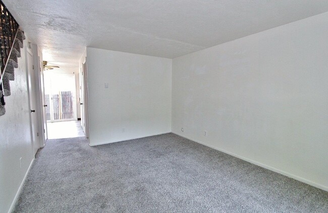 Building Photo - 804 W 7th St