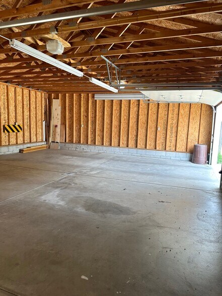Building Photo - 865 S 45th St