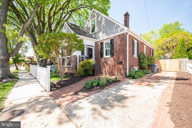 Building Photo - 506 E Windsor Ave