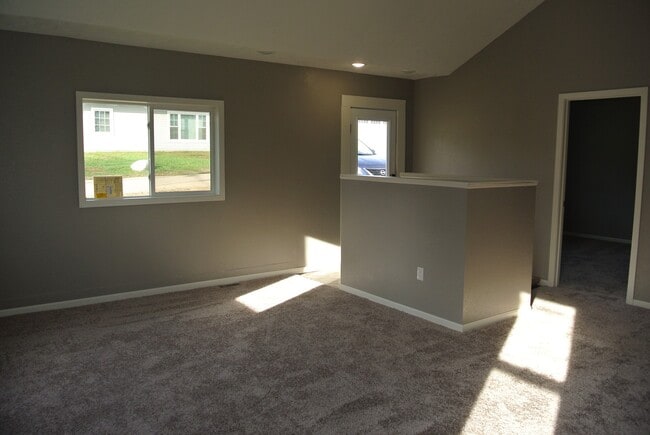 Building Photo - 2 Bedroom House!