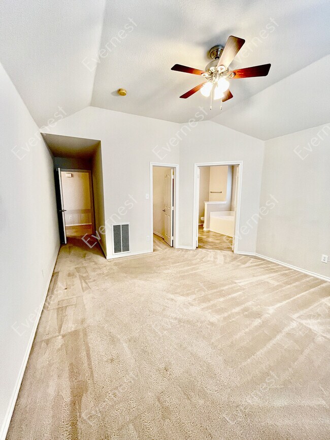 Building Photo - Spacious 3-Bedroom Home with Modern Kitche...