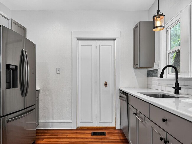 Building Photo - 1016 E Washington Ave