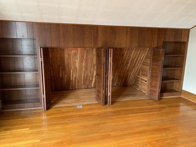 Building Photo - Charming single-family home just a short w...