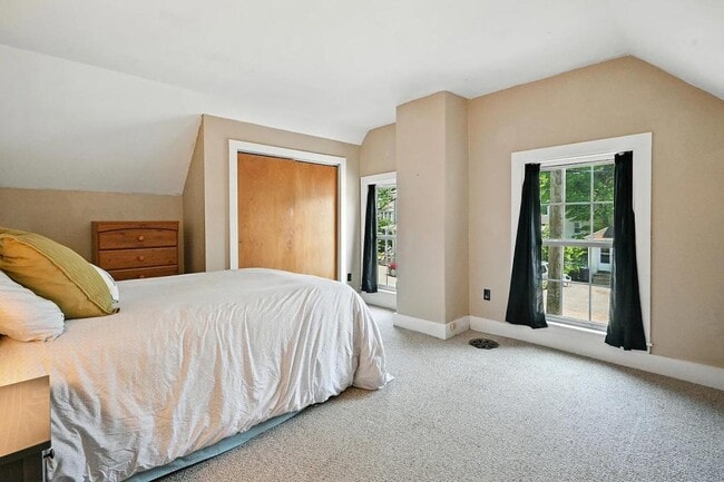 Building Photo - 14 Maple St