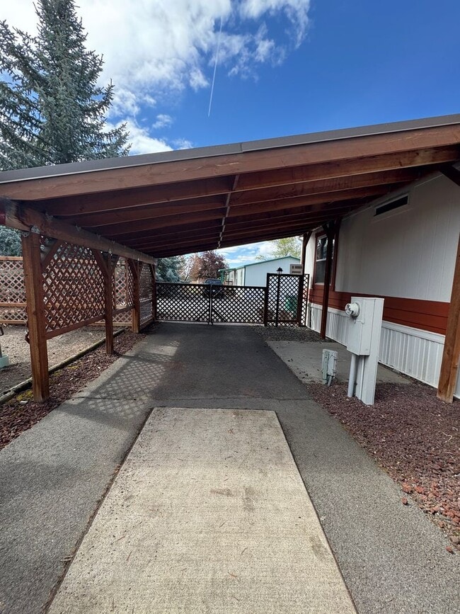 Building Photo - 3 bed 2 bath w/ AC - Water/Sewer included ...