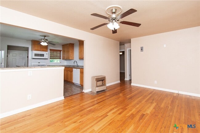 Building Photo - 2116 W Avenue D