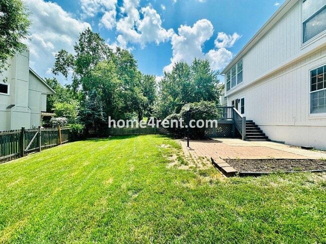 Building Photo - Beautiful, Spacious Home w/ Open Floor Pla...