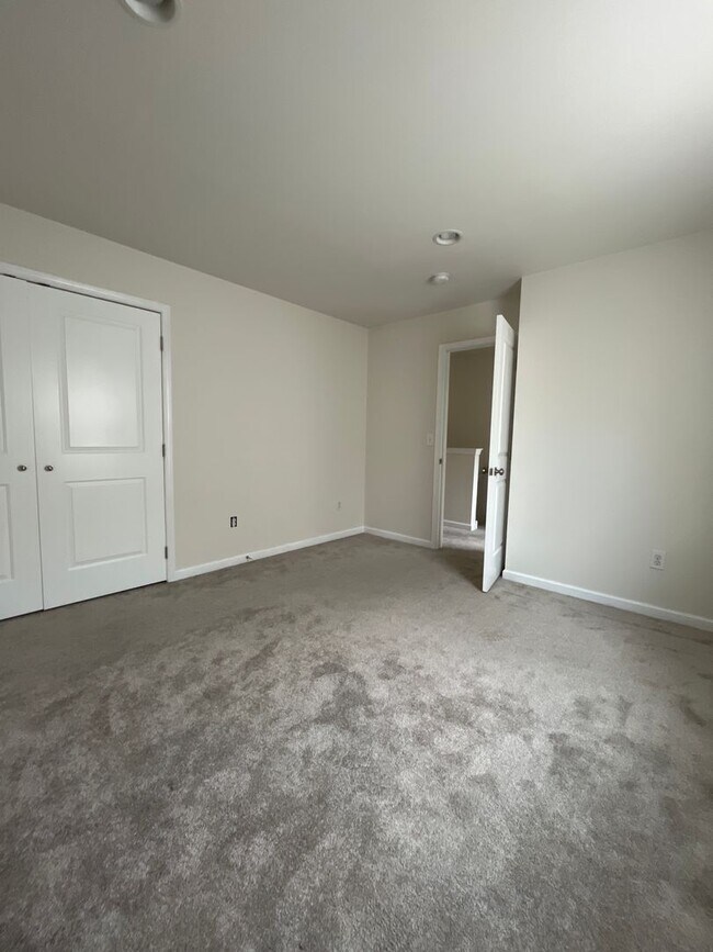 Building Photo - Stunning twin home located in West Bethlehem