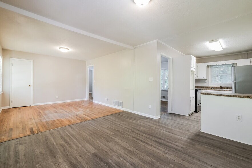 Building Photo - 6103 Blackhawk Trail SE