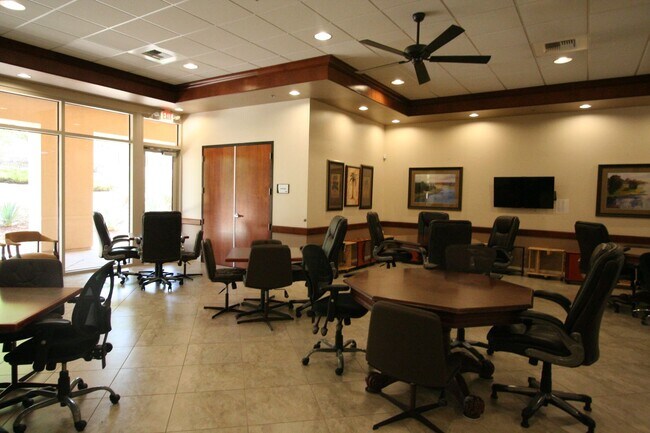 Building Photo - 2 bed w/den, 2 bath, 2 car single story house