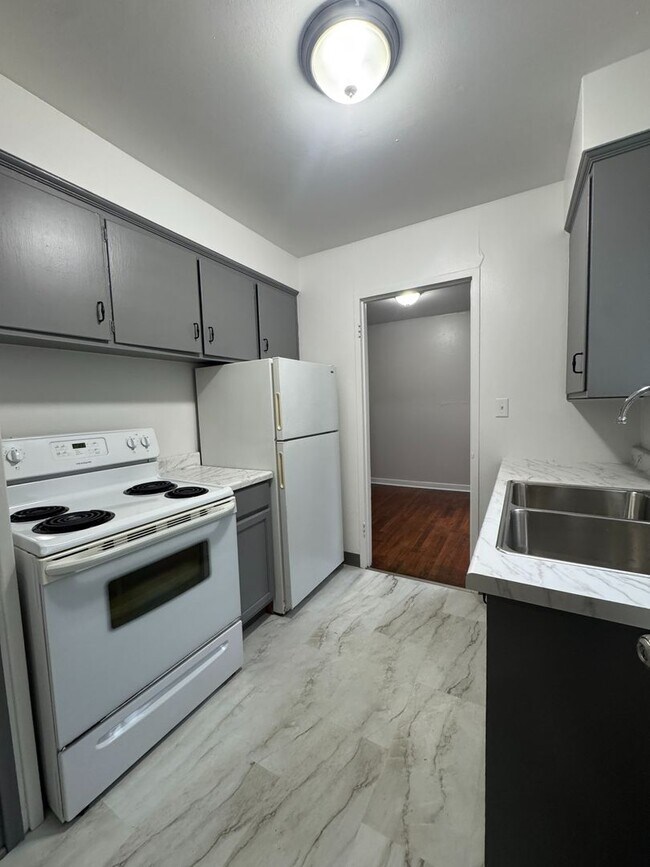Building Photo - (UNM)  2 bed/1 bath Apartment