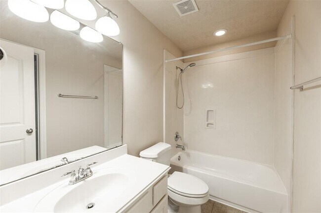Building Photo - 28506 Woodlark Dr