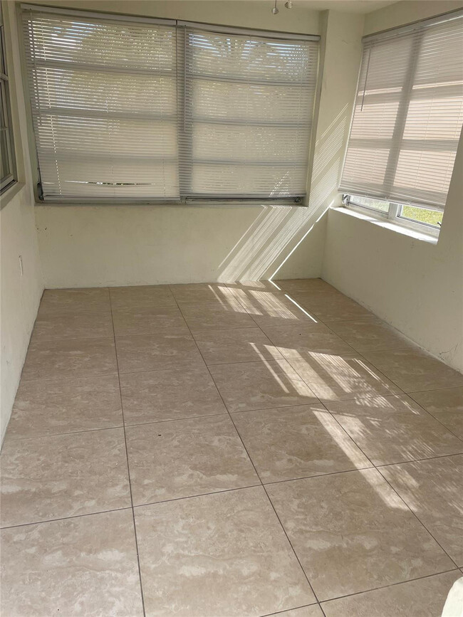 Building Photo - 1635 Moffett St