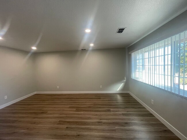 Building Photo - Newly Remodeled 5 Bedroom 3 Bath Home in C...