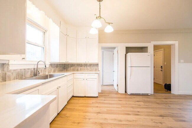 Building Photo - PRICE IMPROVEMENT! Beautiful 2-Bedroom Apartment – Quiet, Private Setting in Westbrook, Available...