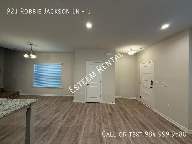 Building Photo - 921 Robbie Jackson Ln