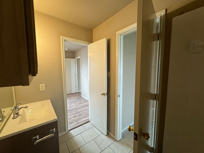 Building Photo - 5702 Greengate Dr