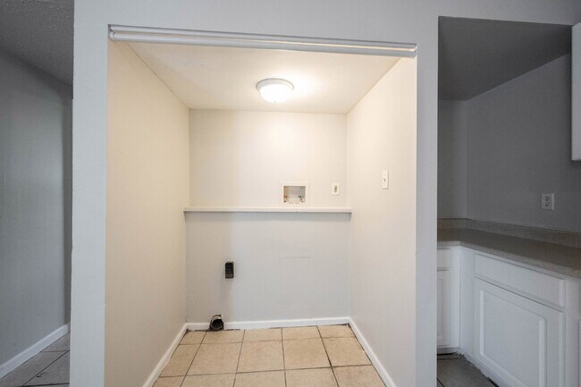 Building Photo - "Charming 3-Bed, 2-Bath Retreat in Indiana...