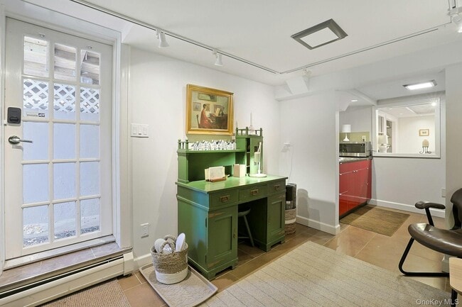 Building Photo - 9 Prall Pl