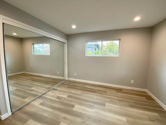 Building Photo - 1236 Hollyburne Ave