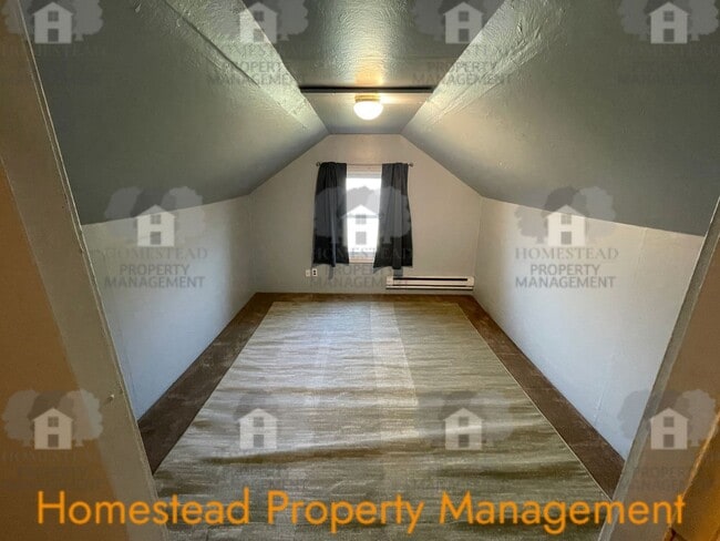 Building Photo - CHECK OUT THIS HUGE YARD!