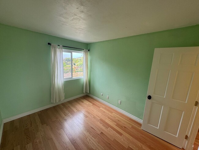 Building Photo - 3BD/2BA HOME w/ attached garage near USD/C...