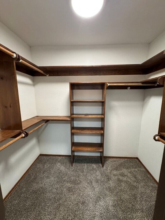 Building Photo - New flooring and tile, great location, lar...