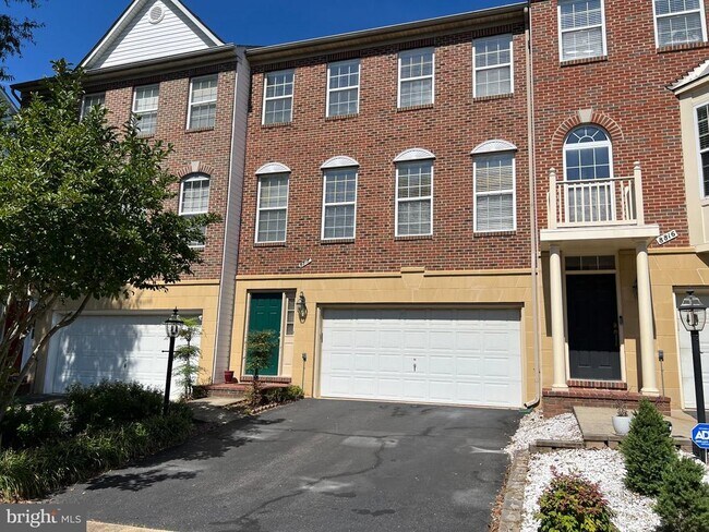 Building Photo - 8818 Royal Doulton Ln